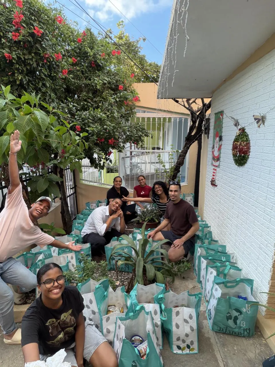 Iniciativa social entrega cenas a más de 300 familias en Nochebuena