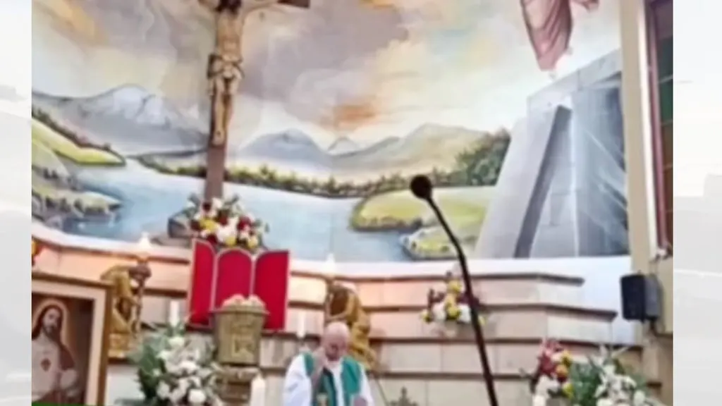 Sacerdote habla de muerte minutos antes de que le caiga una cruz encima