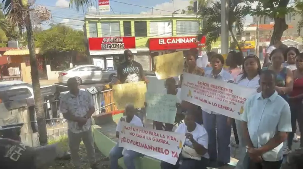 Marchan en Haina por dominicanos atrapados en la guerra entre Rusia y Ucrania