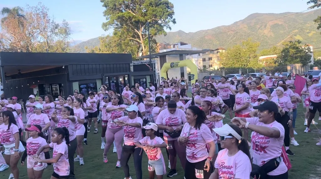 Más de 300 personas caminan contra el cáncer en Bonao