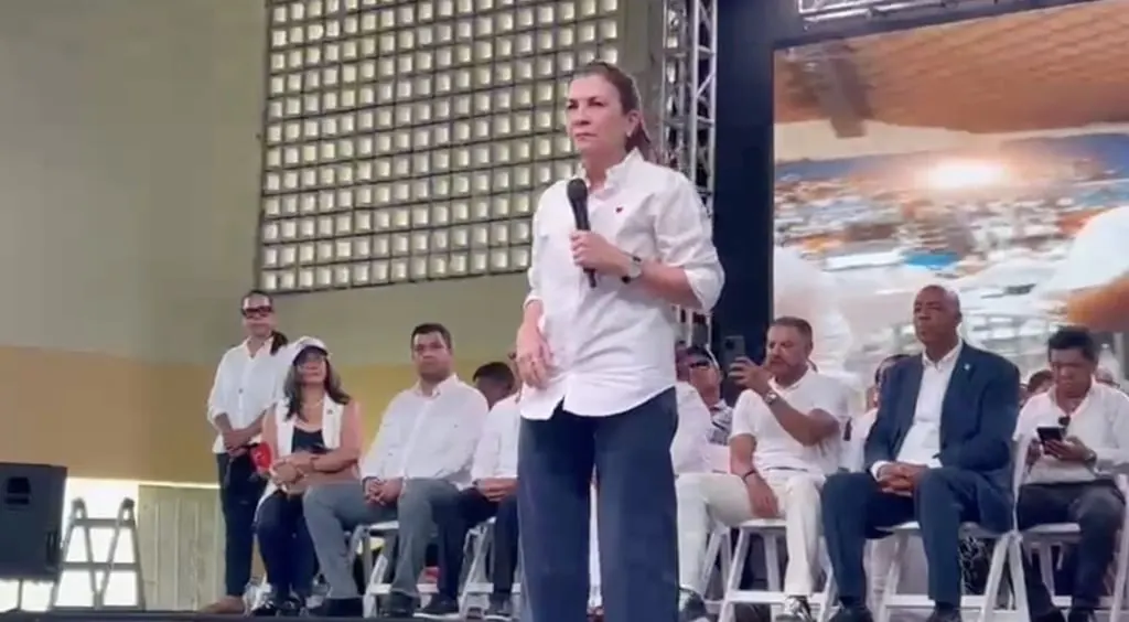 Carolina Mejía juramenta equipo político en La Altagracia