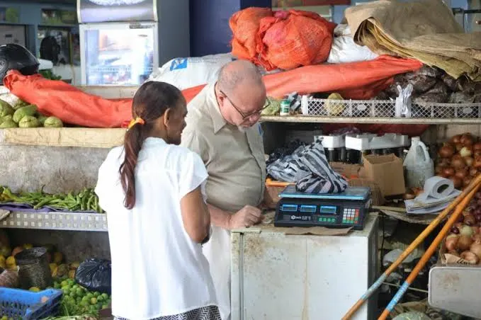 Comerciantes dicen que precios de combustible no subieron los alimentos
