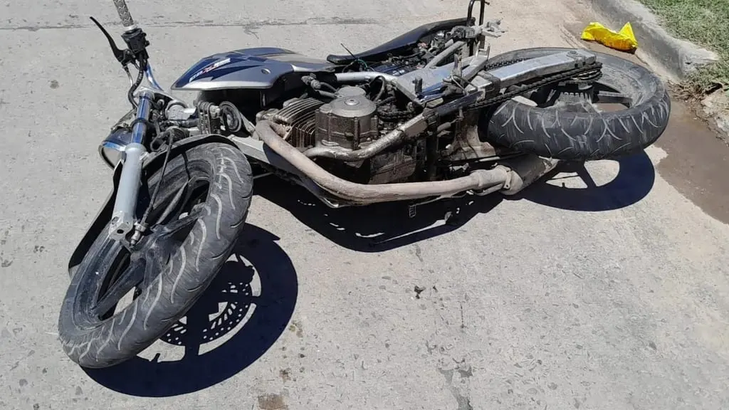 Accidente en la calle deja a una mujer y dos menores heridos