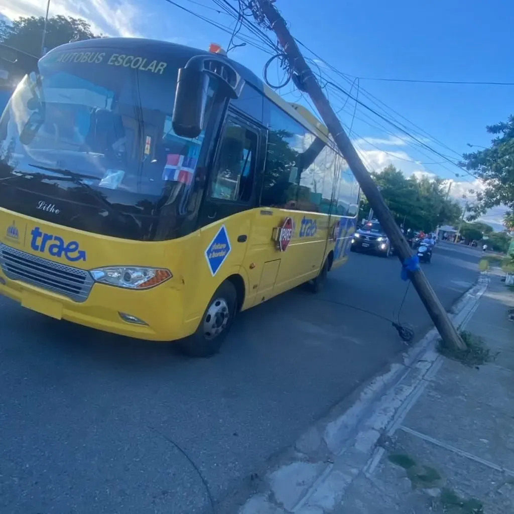 Poste eléctrico cae sobre autobús escolar en Baní