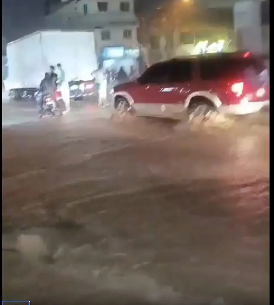 Aguaceros inundan calles de Santiago y complican el tránsito