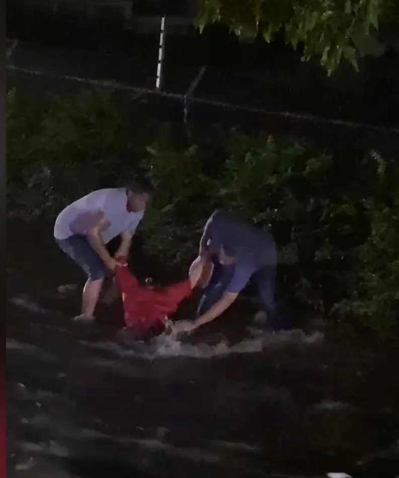 Mujer casi cae en alcantarilla destapada durante lluvias en Santiago