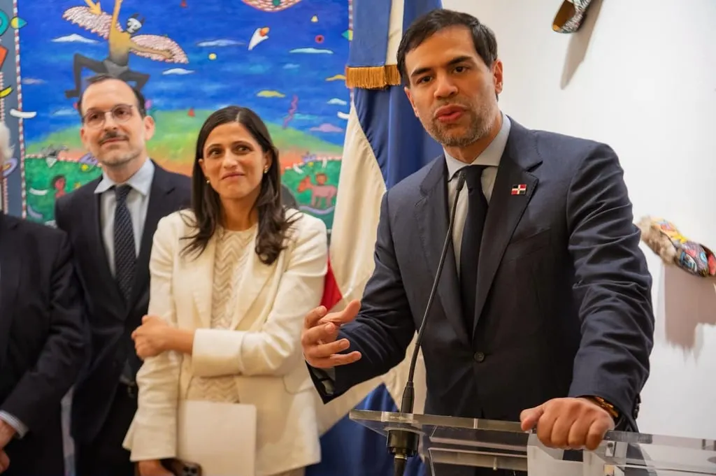 El artista José Castillo expone su obra en París