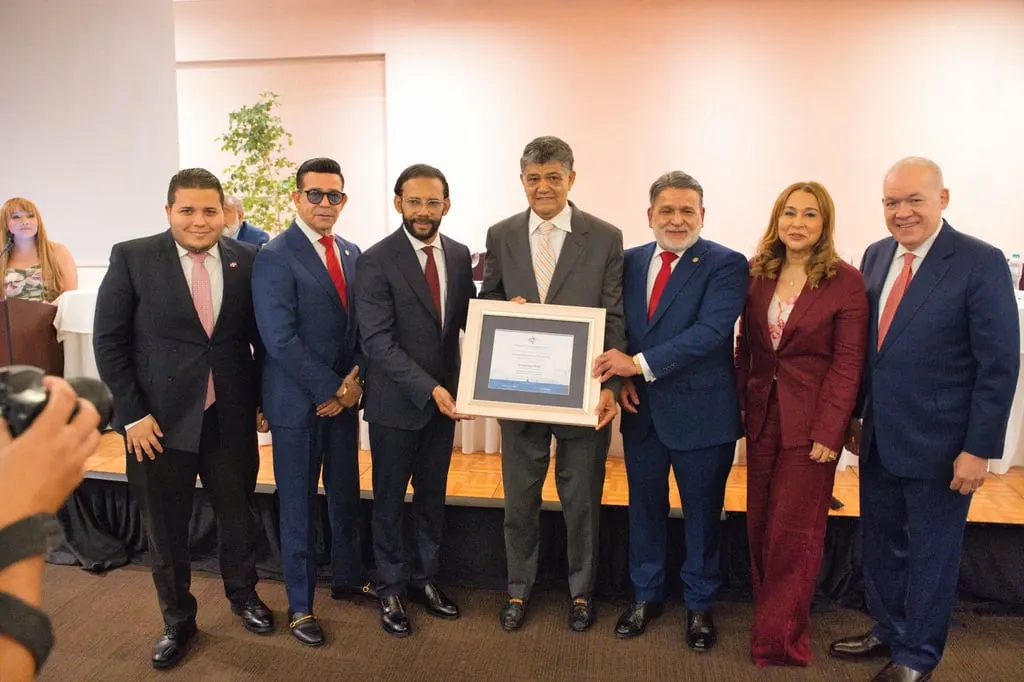 Francisco Peña recibe distinción por su trabajo con comerciantes