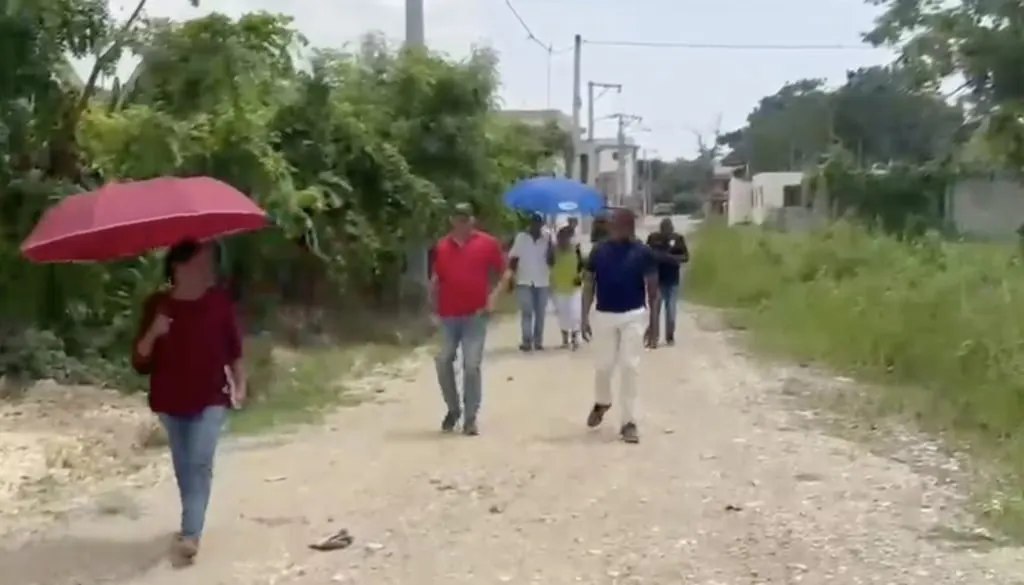 Comunitarios de San Cristóbal protestan por calles en mal estado y falta de drenaje