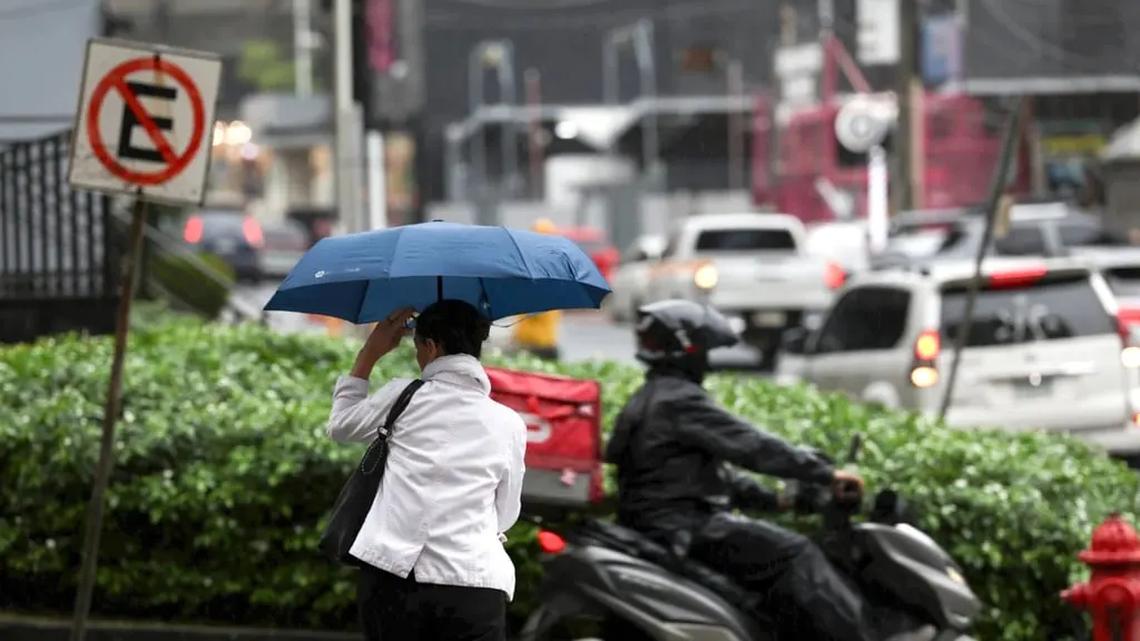 Lluvias fuertes alertan a vecinos de Manoguayabo