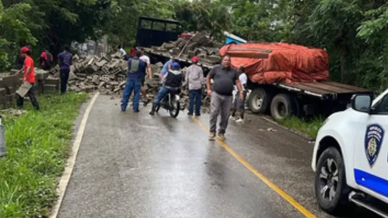 Patana con bloques se volcó en Dajabón