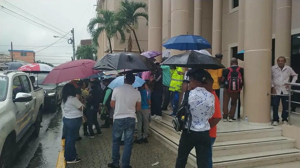 Protesta en La Vega contra desalojos y demoliciones en Villa Sonador