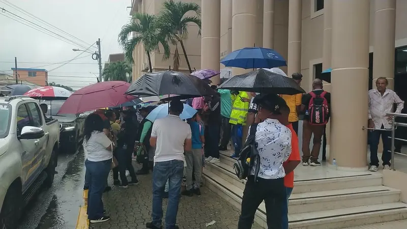 Protesta en La Vega contra desalojos y demoliciones en Villa Sonador