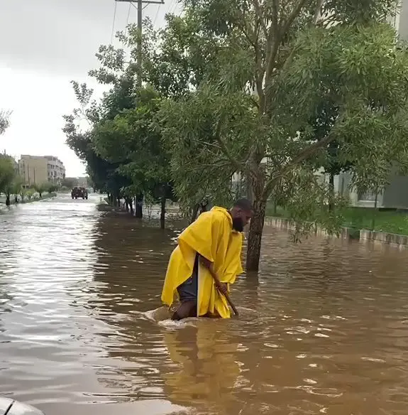 Inundaciones dejan calles bajo agua en el Gran Santo Domingo