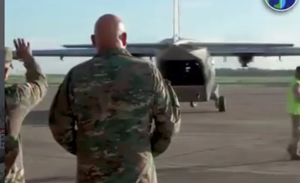 Fuerza Aérea culmina curso de paracaidismo con salto de tropa