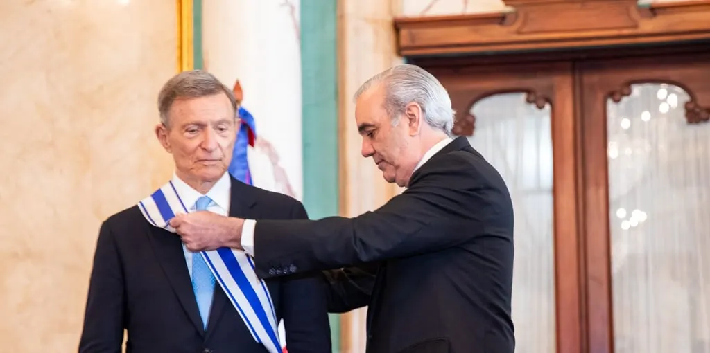 Abinader condecora a Roberto Álvarez por seis años al frente de la Cancillería