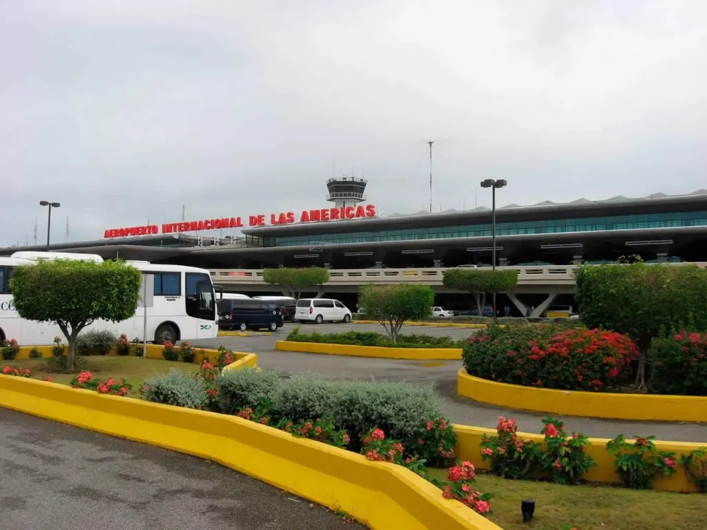Avión de carga de El Salvador aterriza en el AILA