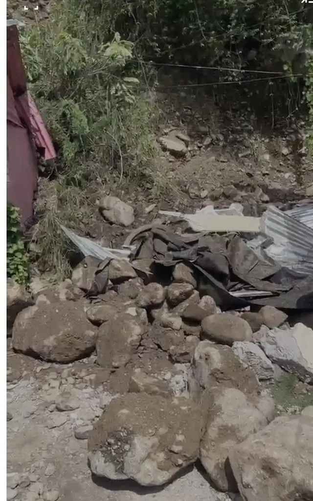 Familia en Peralta pierde su casa tras deslizamiento de tierra y rocas