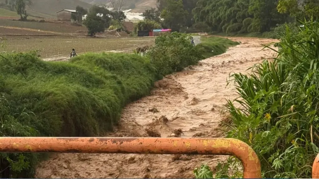 Lluvias en Pedernales inundan zonas y dañan vías agrícolas