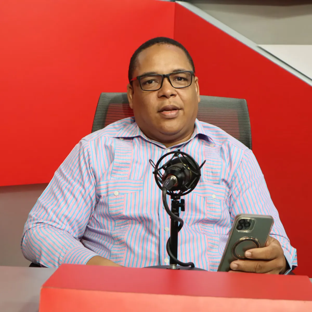 Comunicador acusa al Gobierno de usar la migración haitiana como estrategia de marketing