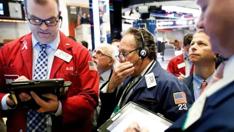 Wall Street abre en rojo y Nasdaq cae un 2,2 %