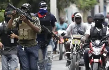 Familias haitianas desplazadas protestan en Puerto Príncipe por violencia de bandas