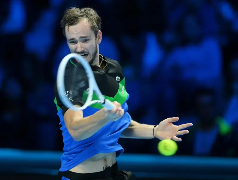 Medvedev gana en Almaty y se consolida como favorito
