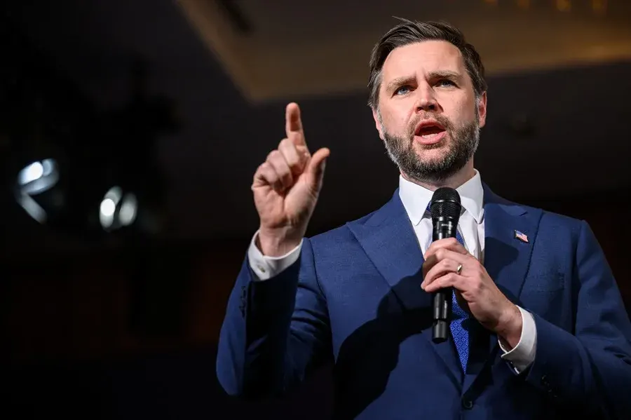 Activista interrumpe mitin de JD Vance y este lo llama 'inmigrante ilegal'
