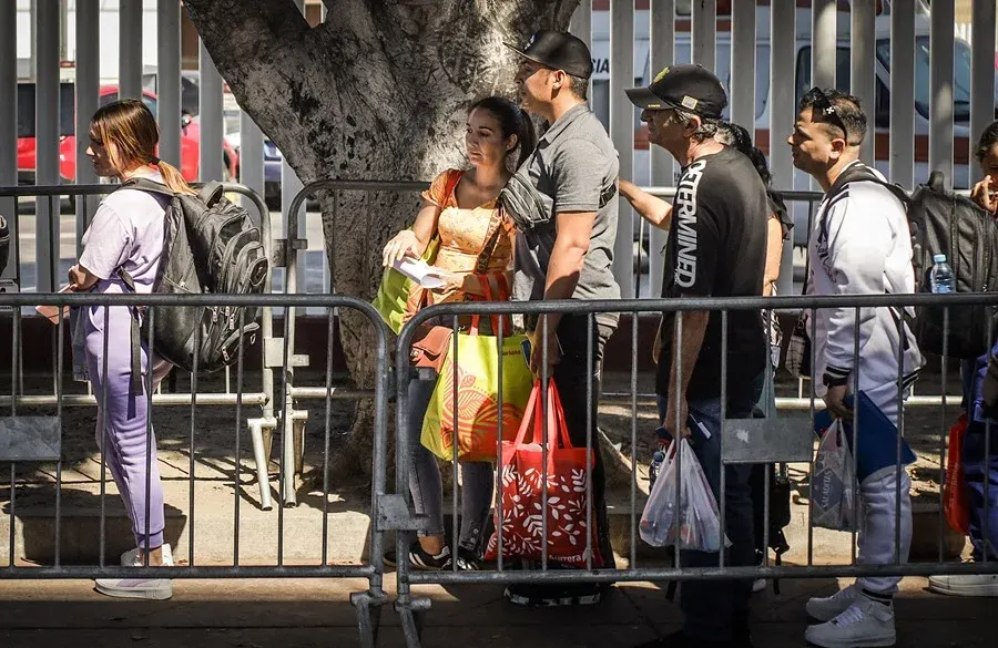 Gobierno de Trump detuvo a más de 4.100 migrantes en 10 días en Texas