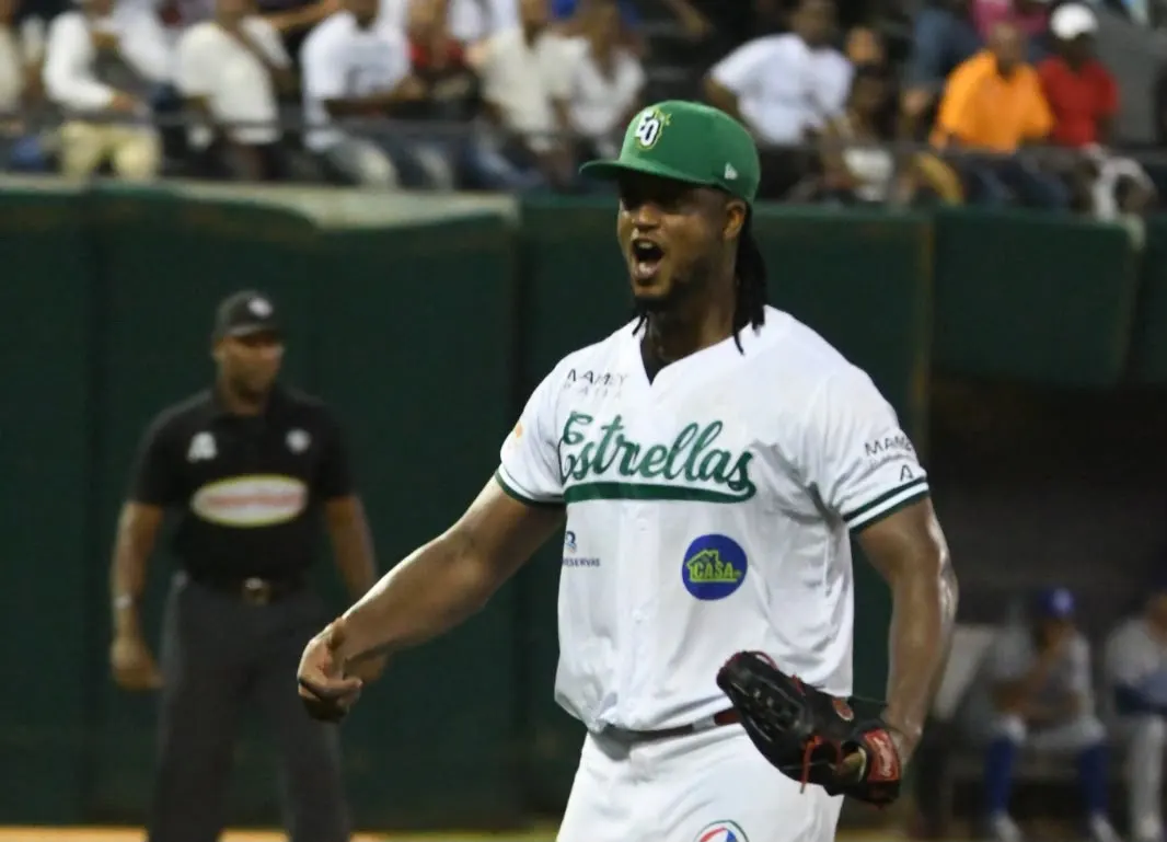 Las Estrellas juegan contra el Licey en el Tetelo Vargas