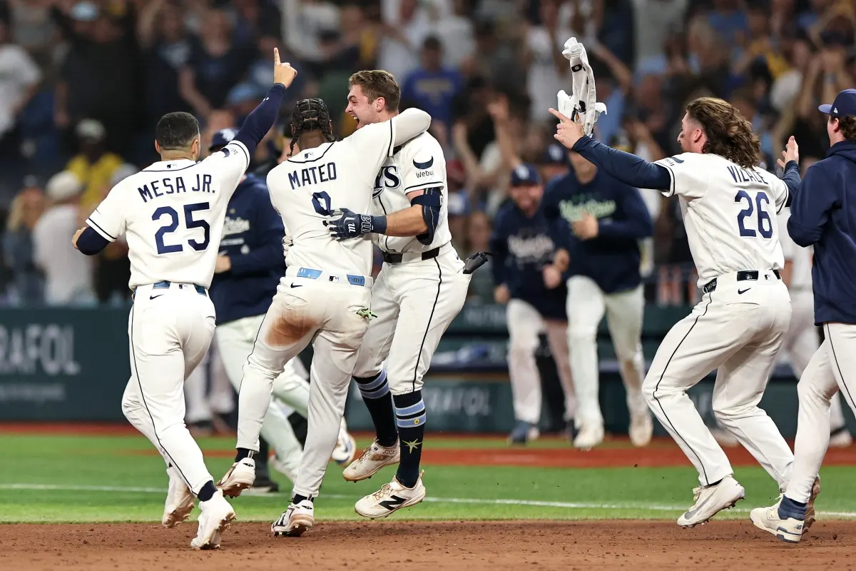 Rays vencen a Cerveceros y ganan primer partido de la Serie Mundial