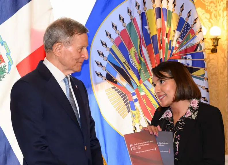 Roberto Álvarez dona dos libros sobre la diplomacia dominicana a la OEA