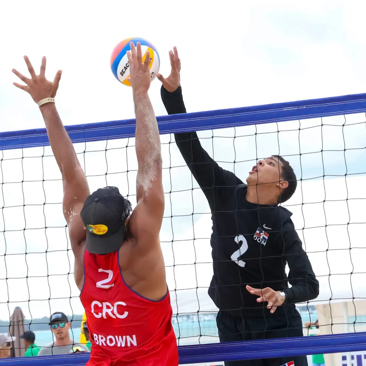 Dominicanas ganan en inicio del Clásico de Voleibol de Playa en Punta Cana