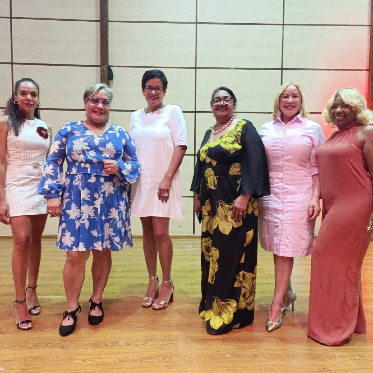 Adultas mayores desfilan en pasarela de modas en Santo Domingo