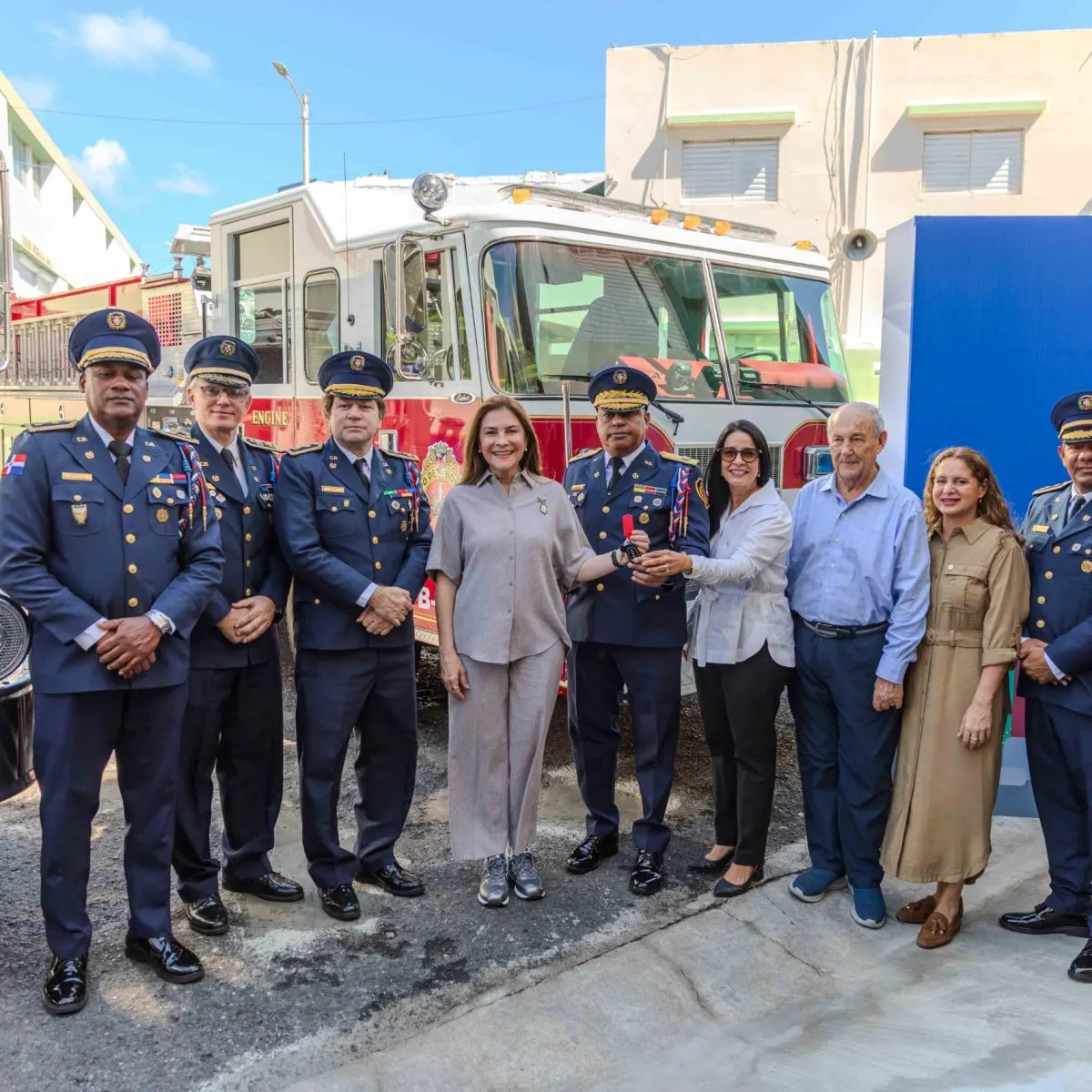 Alcaldesa entrega dos camiones al Cuerpo de Bomberos