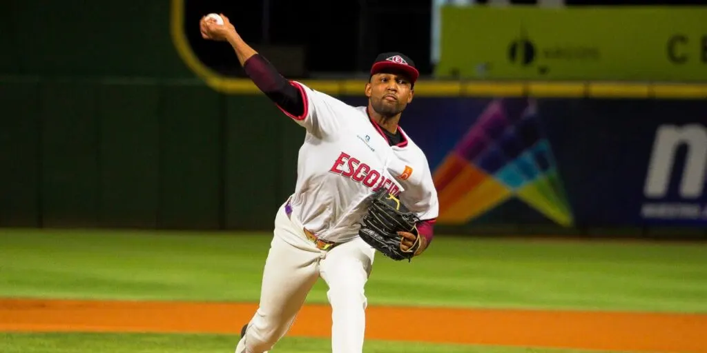 Ángel Sánchez lidera victoria de Leones sobre Estrellas
