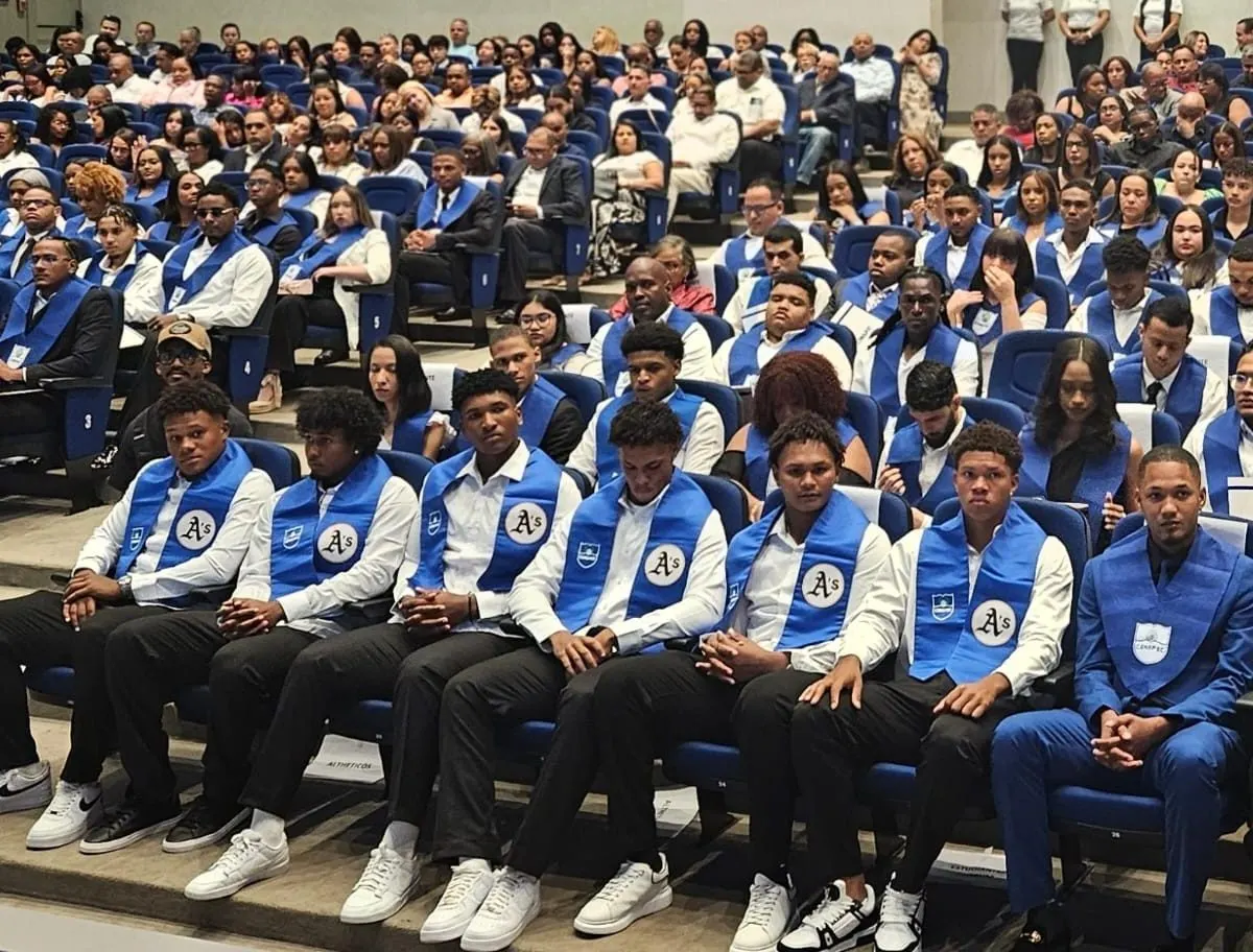 CENAPEC entrega diplomas a 874 nuevos bachilleres