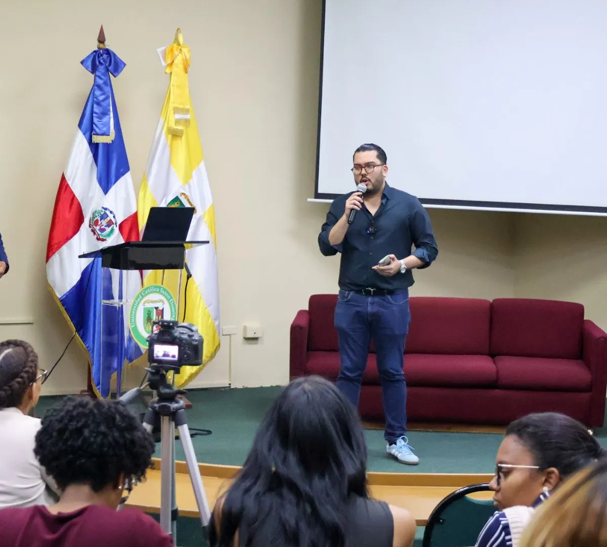 UCSD promueve reflexión sobre creatividad frente a la inteligencia artificial
