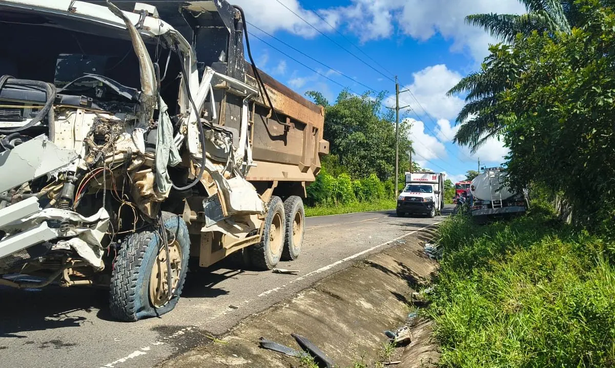 Choque entre camiones deja una víctima y un herido en carretera El Valle-Hato Mayor