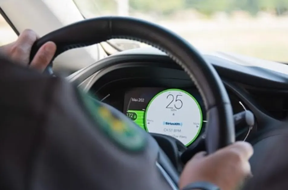 Conductores que exceden la velocidad en Nueva York podrían tener limitadores en sus carros