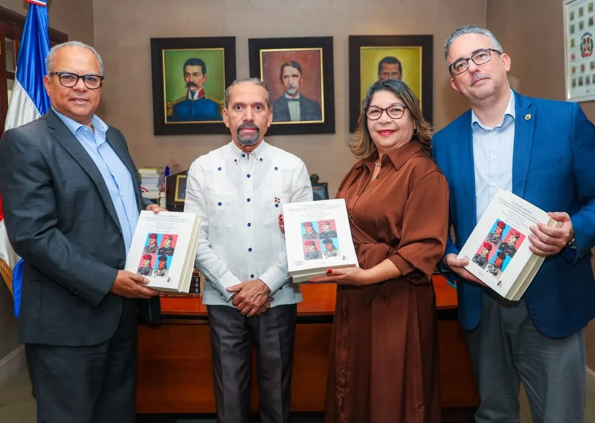 Efemérides Patrias dona obra histórica de dos tomos y arte a Unapec