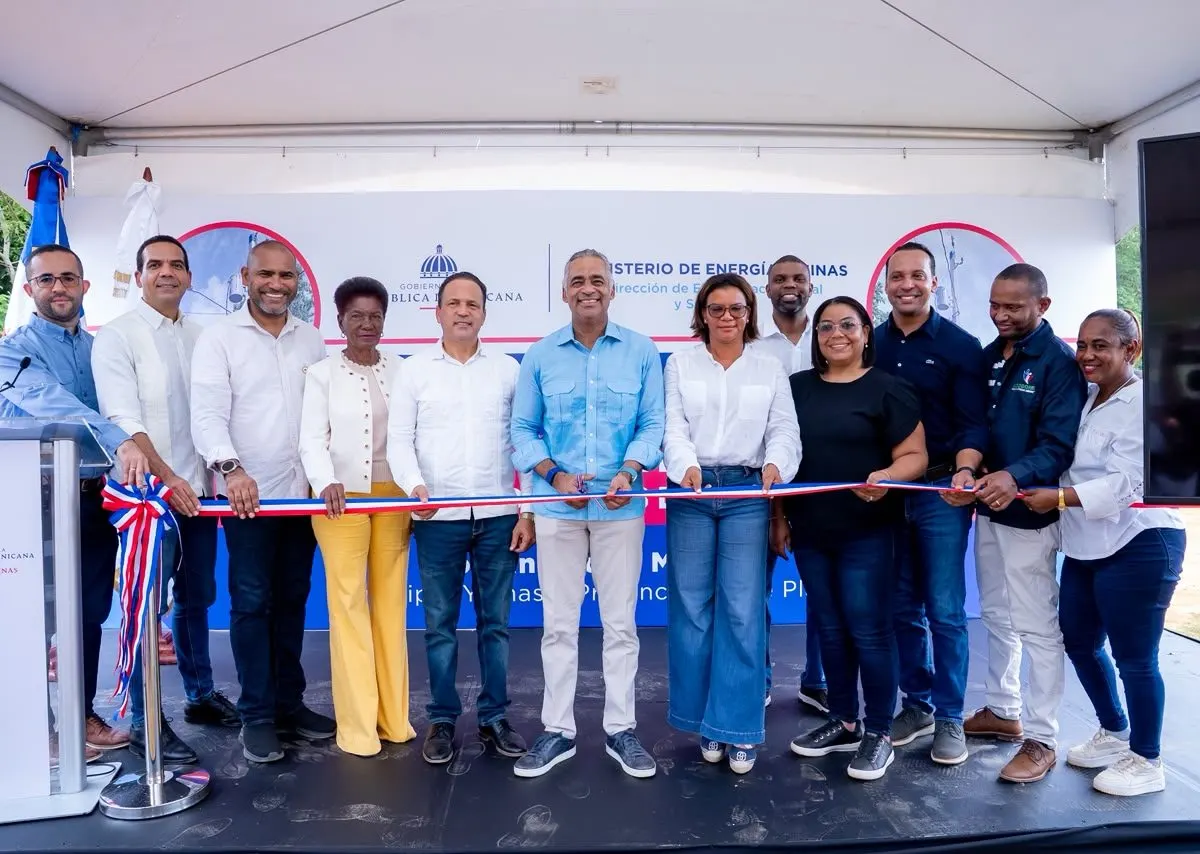 Ministerio de Energía y Minas electrifica 121 familias en Monte Plata
