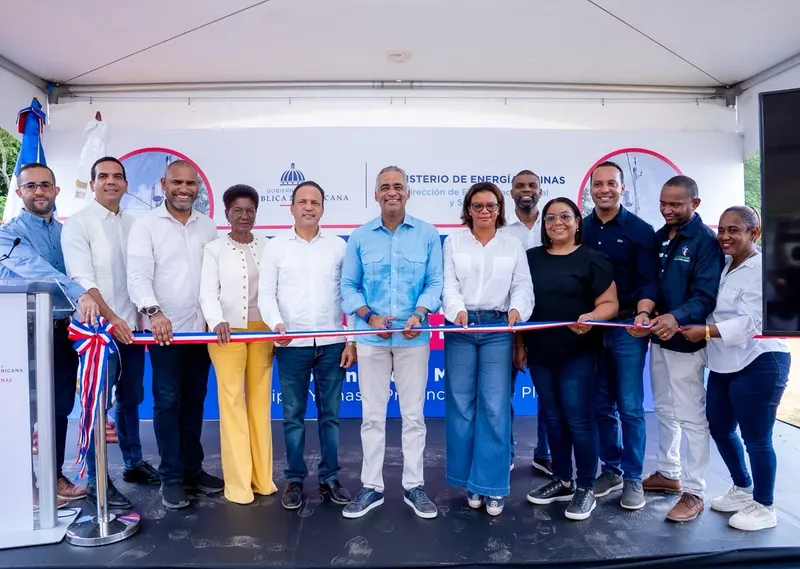 Ministerio de Energía y Minas electrifica 121 familias en Monte Plata