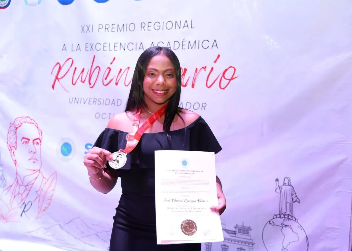 Estudiante de Nagua gana premio académico en El Salvador
