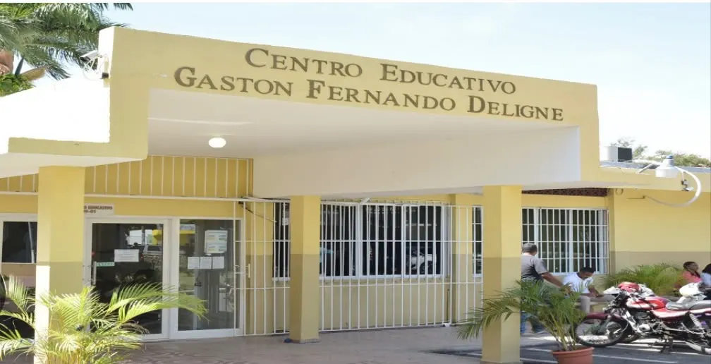 Liceo en SPM pide a padres que lleven agua a sus hijos por falta de recursos