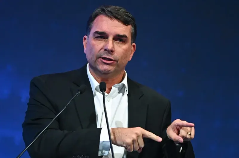 Flávio Bolsonaro le piden entregar su pasaporte por sospechas de fuga