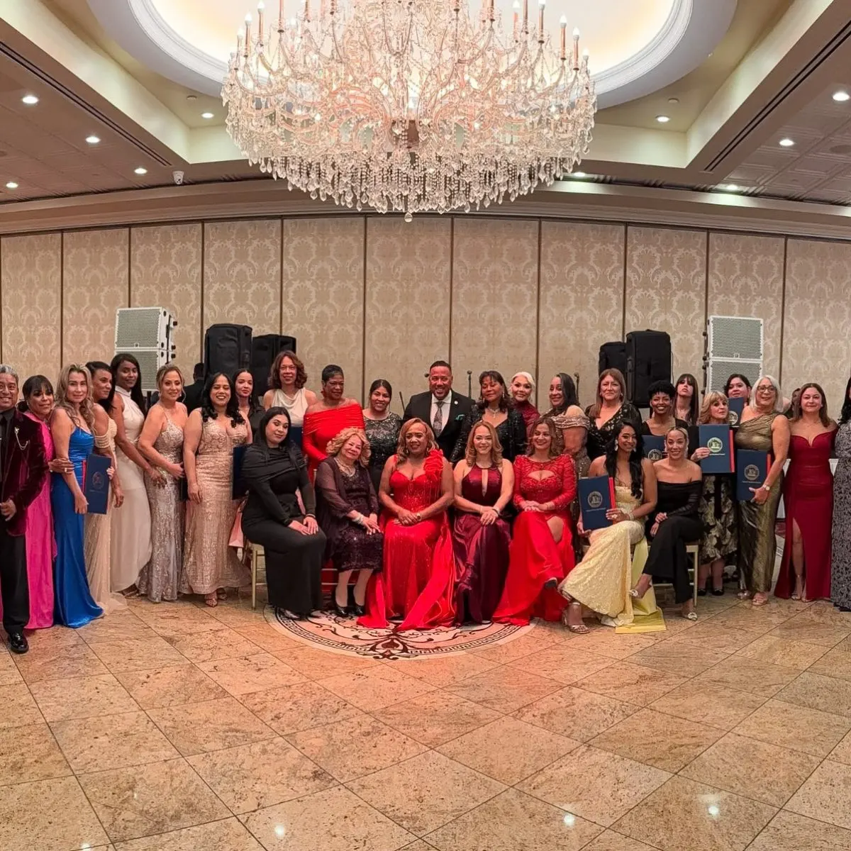 Gala Pro Fondo reconoce a 25 mujeres líderes y entrega becas en Nueva Jersey