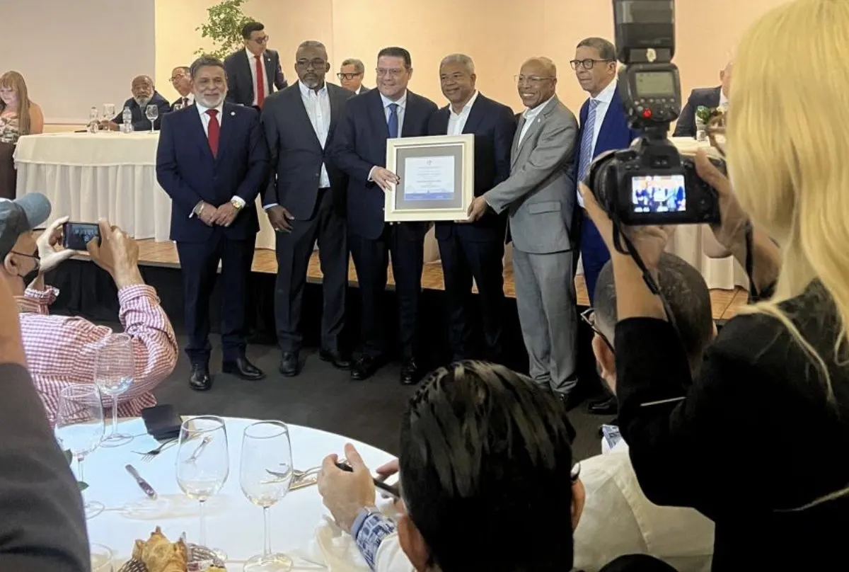 Carlos Morillo recibe reconocimiento por su labor empresarial en Elías Piña