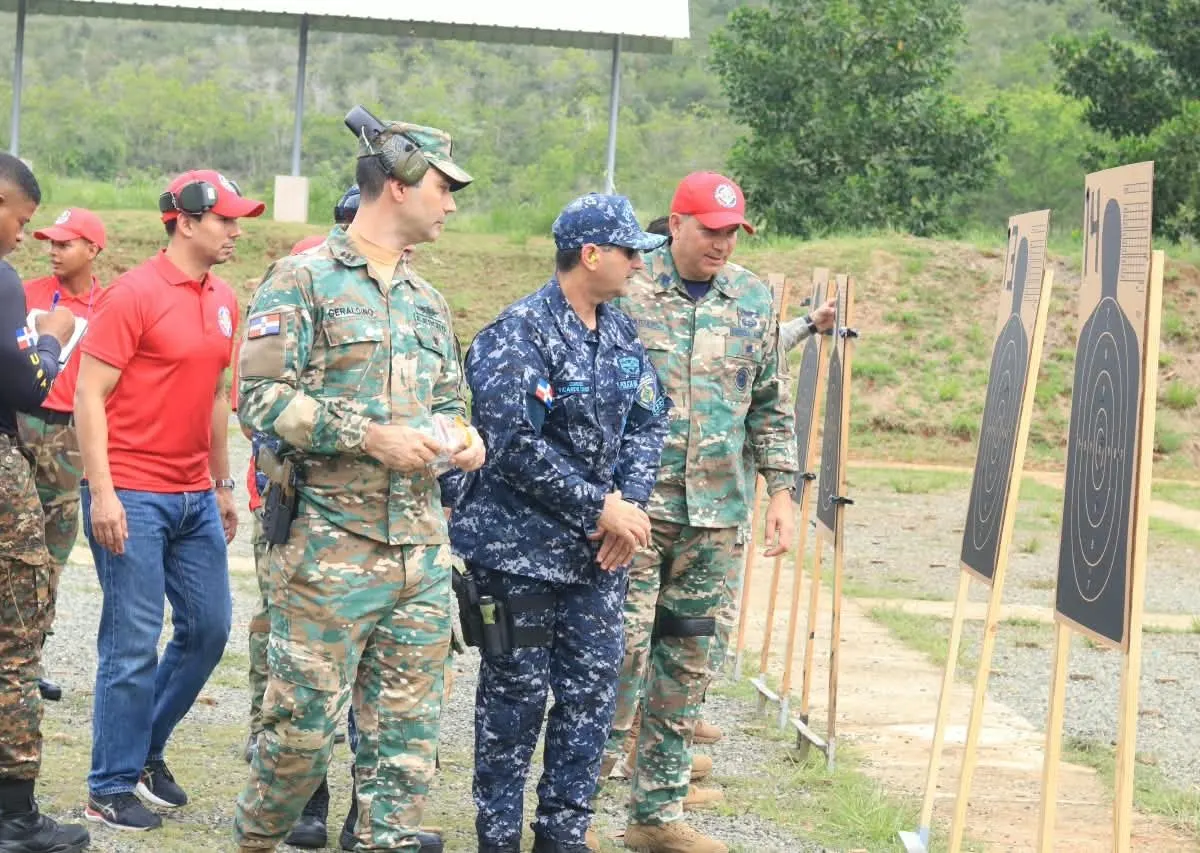 Policías y miembros de la FARD ganan medallas de oro en tiro con pistolas
