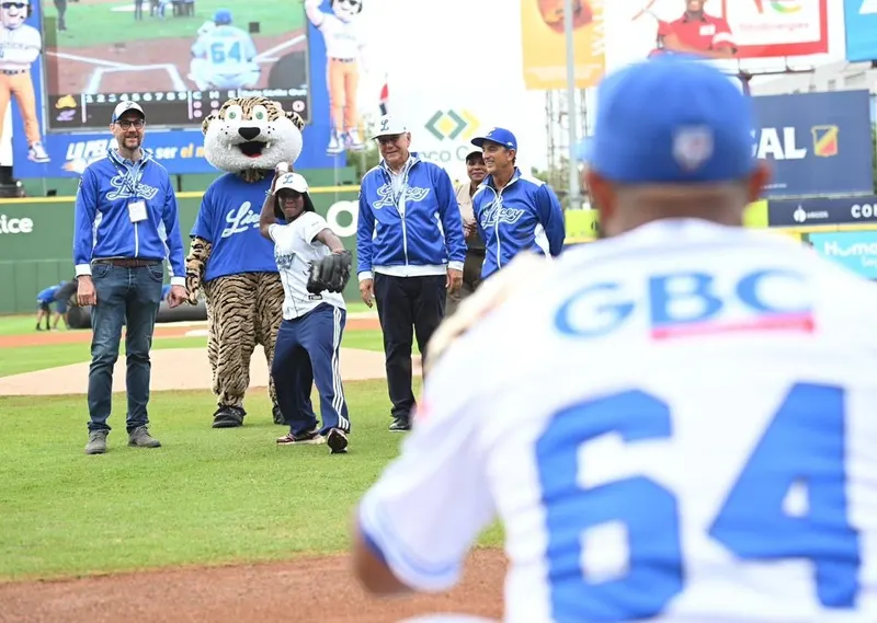 Velocista Liranyi Alonso lanza bola en ceremonia de Licey